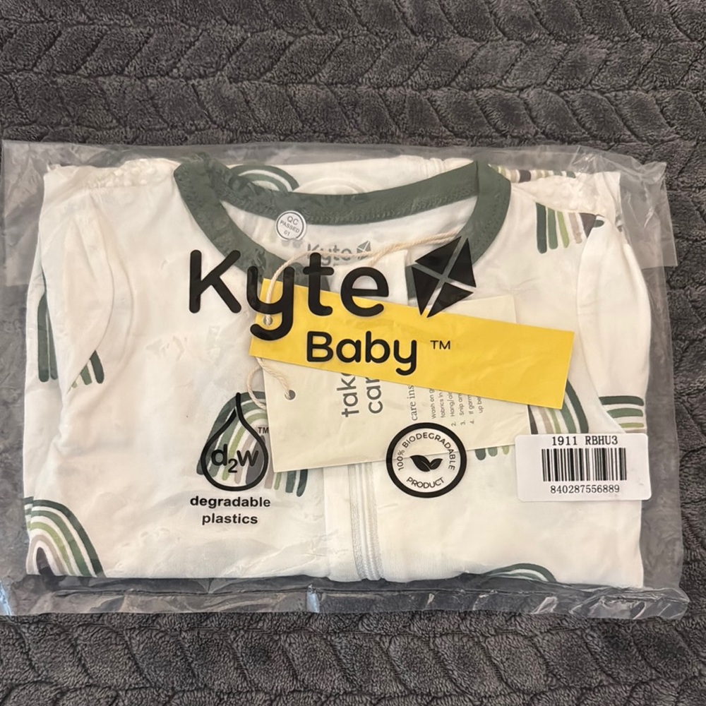 NEW w/ tags Kyte Baby Footie Hunter Rainbow 6-12 months (zipper)
